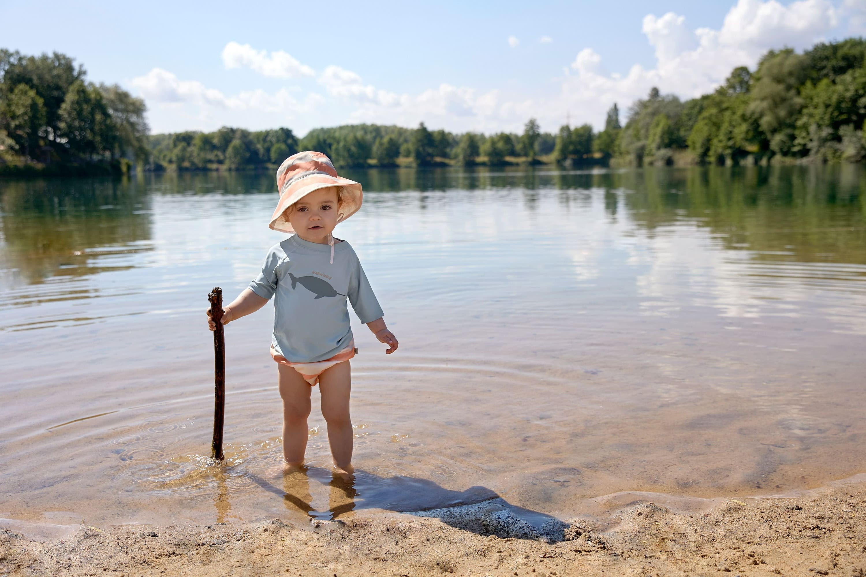 Reversible anti UV children s hat Striped off white peach Lassig