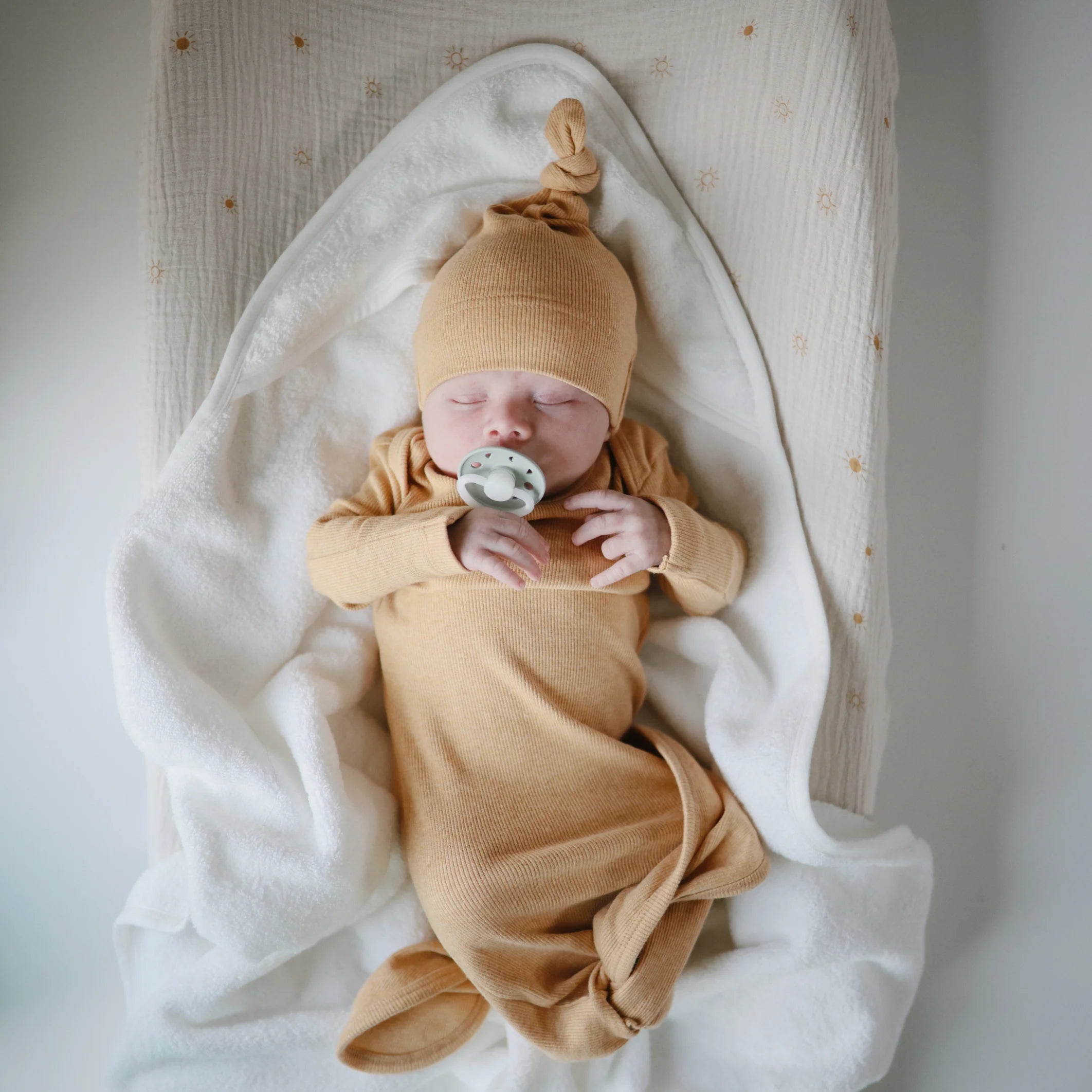 Ivory ribbed baby hat (0-3M) - Mushie 