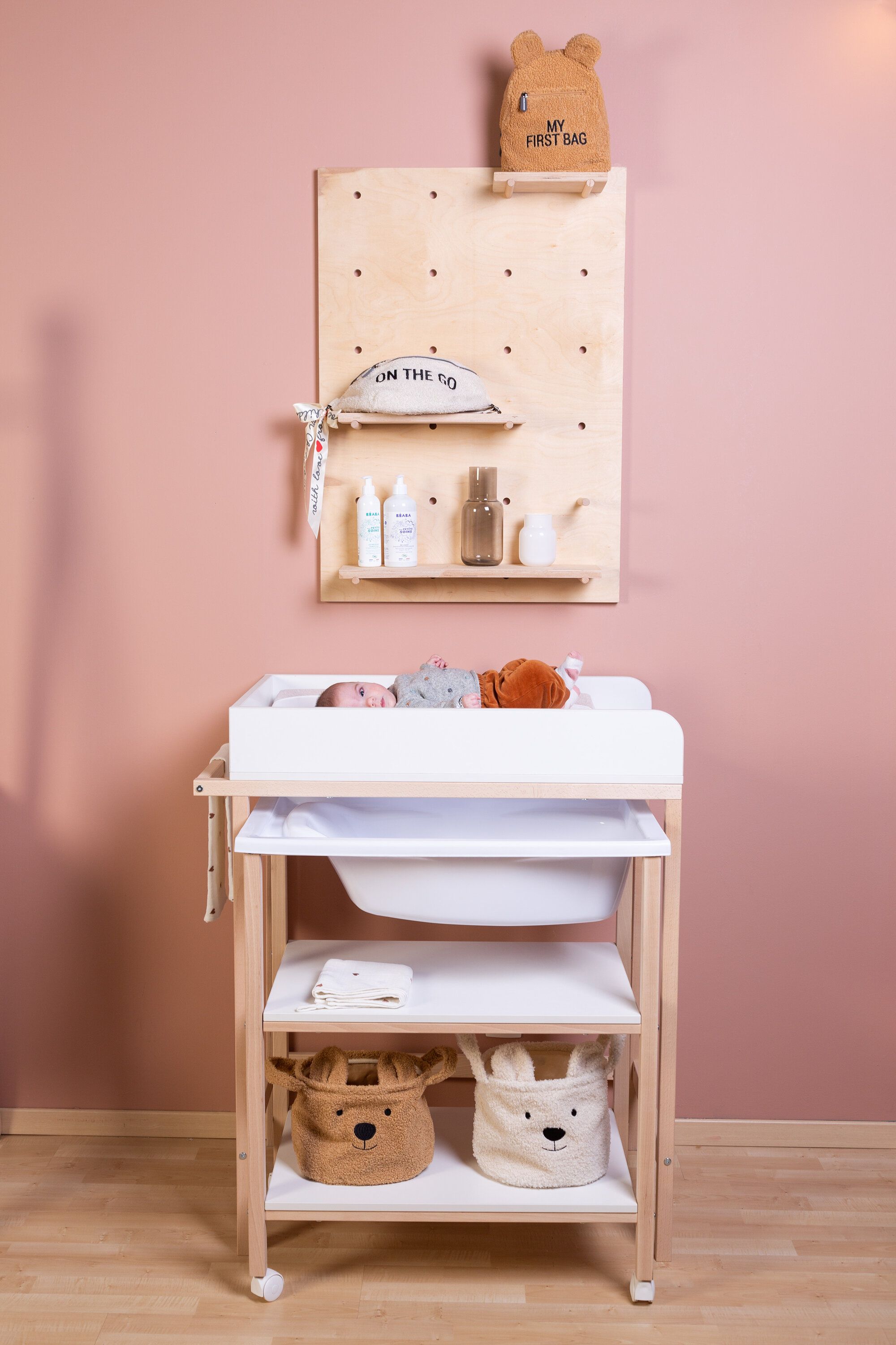 Changing table with outlet wheels